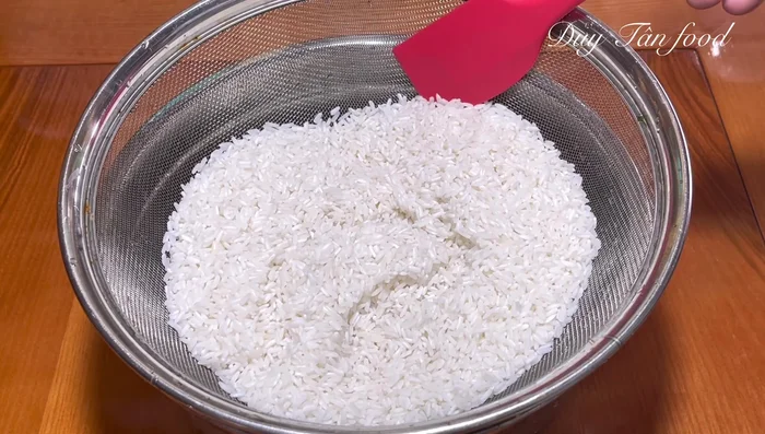 Wash sticky rice thoroughly and soak for at least 3-4 hours (or pre-soak).