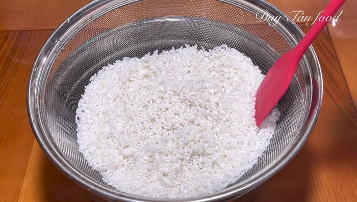 Rinse soaked sticky rice gently, drain in a basket for 5-10 minutes.