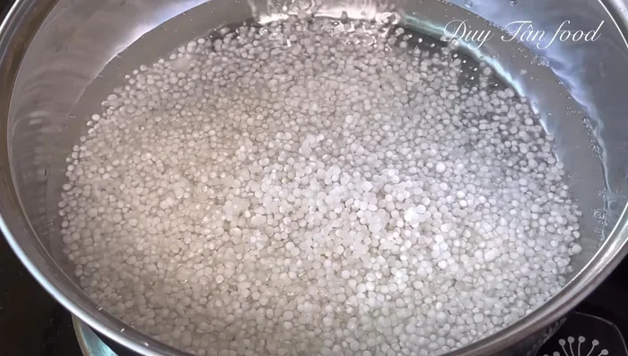 Make white rice cake batter: Repeat step 3 but use 450ml filtered water instead of purple leaf water.
