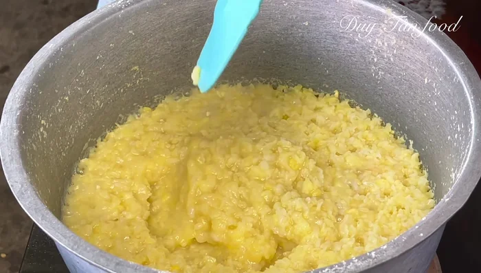 Prepare mung bean filling: Add 70g sugar, 1/3 tsp salt, 150ml coconut milk to cooked mung beans. Stir-fry over low heat for 10 minutes until thickened and smooth.