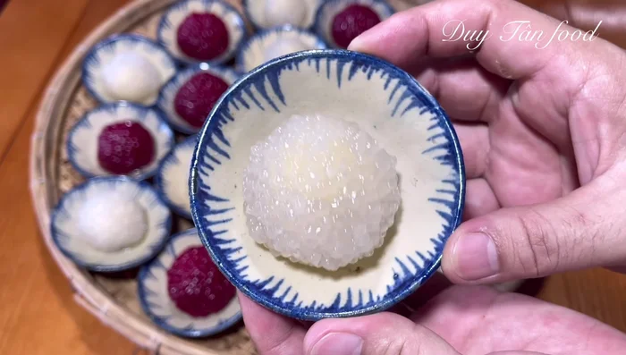 Serve: Serve the cooled rice cakes with coconut milk sauce. Optionally, garnish with sesame seeds or crushed peanuts.