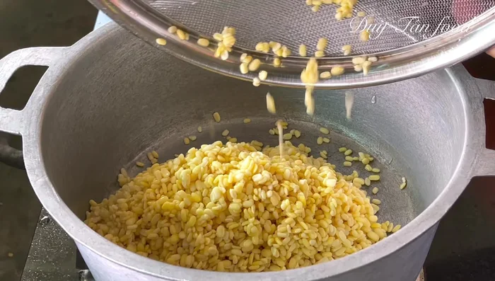 Cook mung beans: Wash 200g mung beans, soak in water for at least 2 hours. Rinse again, add 600ml water, bring to a boil, skim foam, reduce heat, cover loosely and cook for 15-20 minutes until soft and water is absorbed.