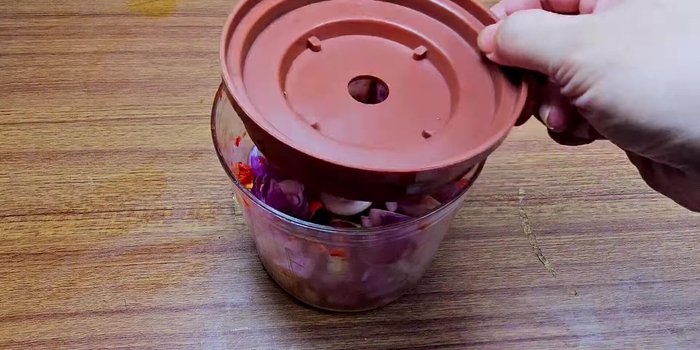 Grind shallots and garlic: Add shallots and garlic to the mortar and pestle and grind until smooth.