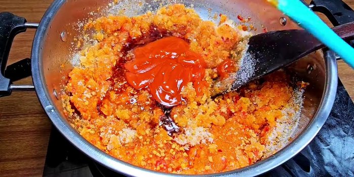 Add fish sauce and chili sauce: Add fish sauce and chili sauce, stir well until combined.