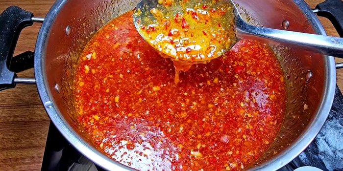 Add Korean chili powder: Add Korean chili powder and stir until combined and the sauce thickens.