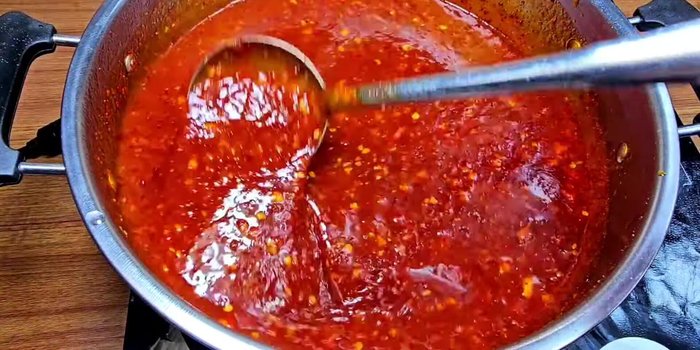 Add lemon juice: Add lemon juice, stir well, and let the sauce cool completely.