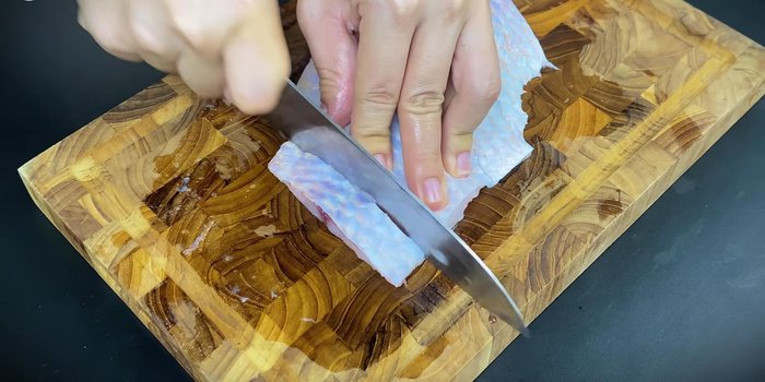Cut the fish fillets into blocks. Not too thin, not too thick.