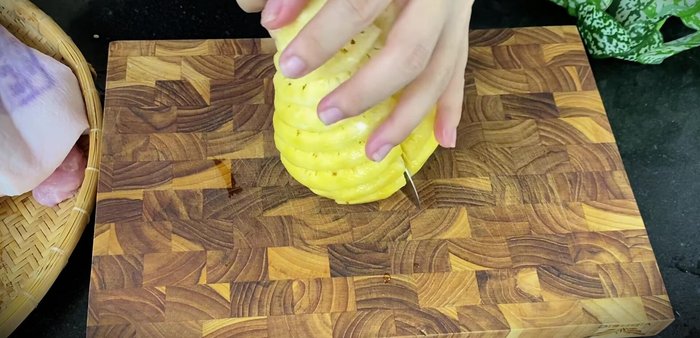 Prepare the pineapple: Wash, cut into quarters, remove the stem, and cut into bite-sized pieces. Not too thin and not too thick.