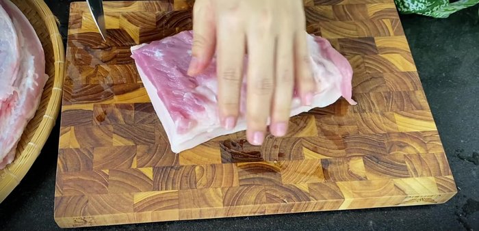 Prepare the pork belly: Wash and drain. Cut into cubes.