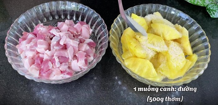 Marinate the pineapple: Marinate with 1 tablespoon of sugar for 500g of pineapple.