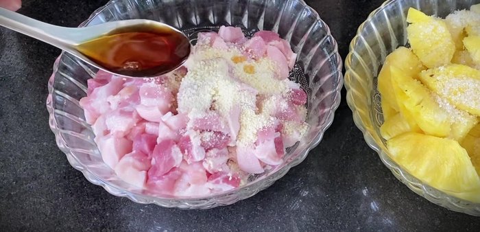 Marinate the pork belly: Marinate with 1 tablespoon of seasoning powder, 1 tablespoon of fish sauce, 1 tablespoon of rock sugar, onions, garlic, 1 tablespoon of ground non-spicy chili peppers, and a little MSG (optional). Mix well and let the meat absorb the spices for 15 minutes.