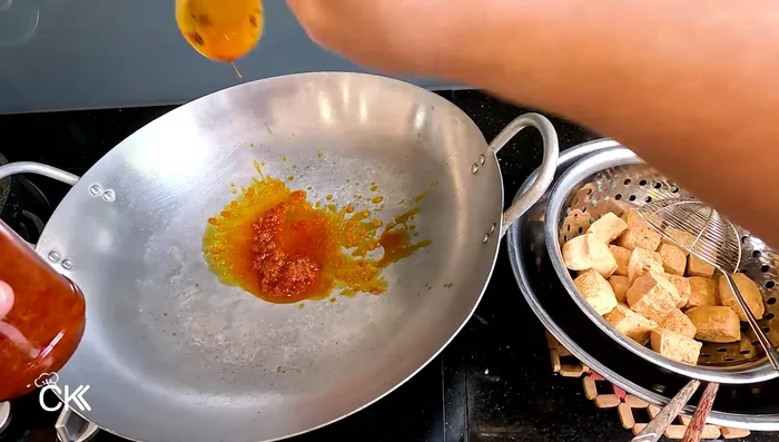 Prepare the satay sauce: combine satay sauce, sugar, a little water, and seasoning powder (adjust to taste). Add half a lemon’s juice.