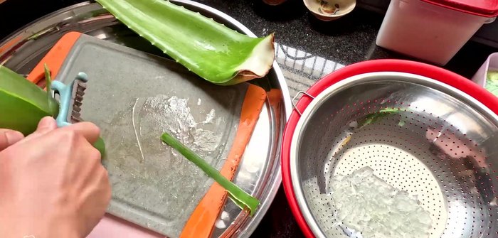 Prepare aloe vera: Wash aloe vera leaves thoroughly (10-15 times). Peel and cut into cubes.