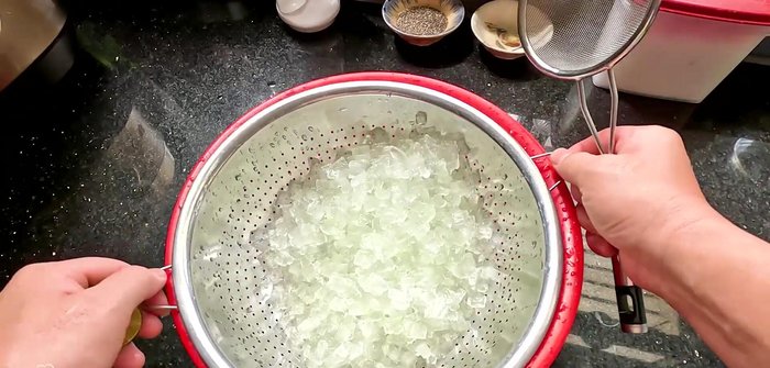 Blanch aloe vera: Boil 1L of water with lemon and salt. Blanch aloe vera for 1-2 minutes, then rinse thoroughly. For extra crispness, immediately soak in ice water.