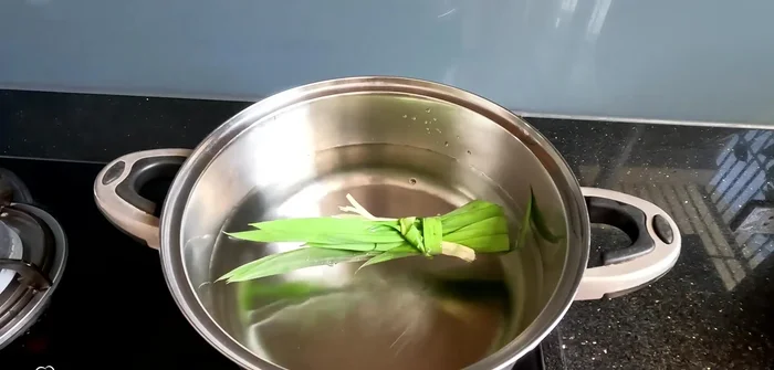 Cook aloe vera in sugar syrup: Boil 2.5-3 liters of water with pandan leaves and 100-150 grams of rock sugar. Add blanched aloe vera and cook for 2-3 minutes. Immediately transfer to ice water.