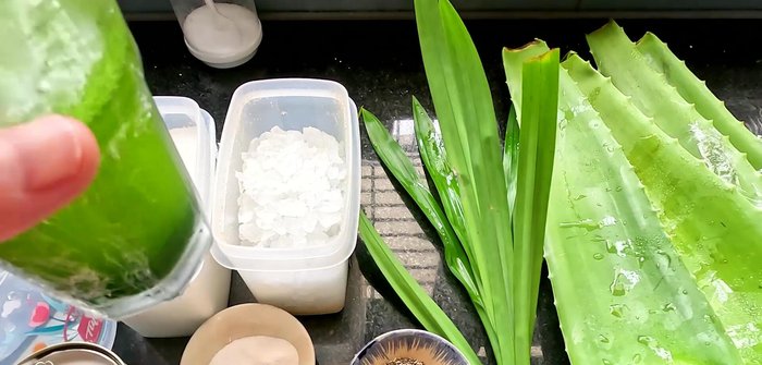 Prepare pandan essence: Blend pandan leaves with 400ml water. Refrigerate overnight. Strain, keeping only the green essence (approx. 30-40ml).