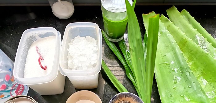Prepare jelly: Mix agar powder, coconut milk, rock sugar, granulated sugar, coconut water, pandan essence, and 600ml of water. Let it rest for 30 minutes to an hour.