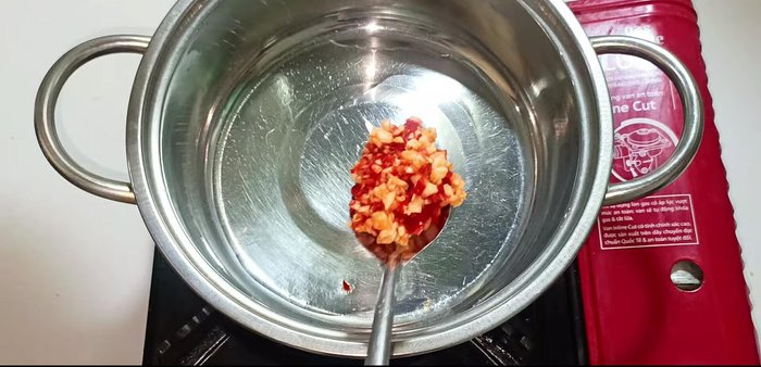 Make the fish sauce: Heat cooking oil in a pot, sauté minced garlic and chili until fragrant. Add blended pineapple and cook until it boils strongly, stirring well. Add sugar, stir until dissolved. Remove from heat and add the pre-mixed fish sauce, remaining garlic and chili. Stir well and let cool completely. (274.24)