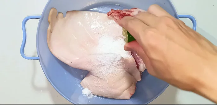 Prepare the pork: Mix pork leg and belly with salt, lemon juice, and massage for 3-4 minutes. Clean thoroughly. (397.44)
