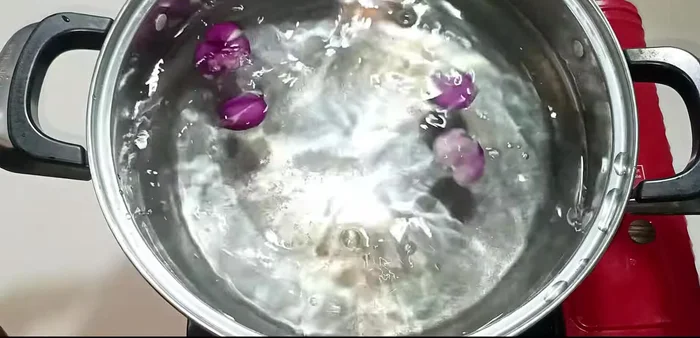 Boil the pork: Boil pork in water with salt, vinegar, and shallots until cooked through (about 20 minutes). Cool in ice water. (443.479)