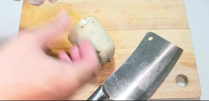 Cut the pork: Slice the boiled pork leg and belly into pieces. (522.68)