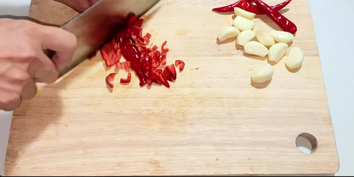 Finely chop the chili peppers and garlic.