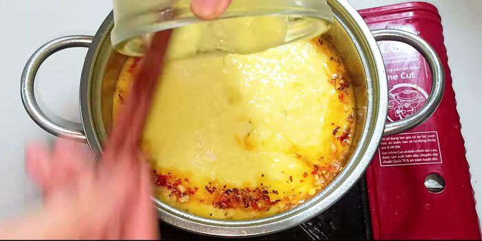Add the pureed pineapple to the pot and stir well. Cook over medium heat until boiling.