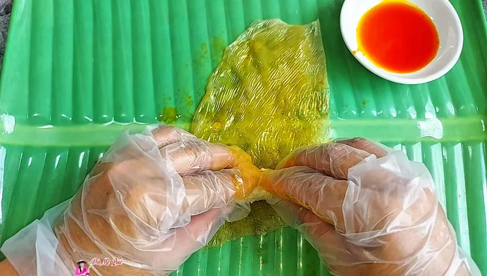 Place the tofu filling onto the leaves and roll them up tightly (126). Wrap the leaves several times around the filling (131.68).