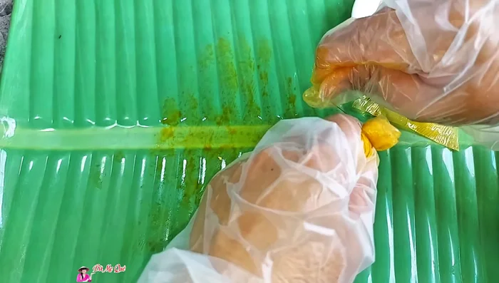 Tie the rolled filling tightly with string, creating a shrimp shape (141.08). Ensure the string is tied securely at both ends to prevent the filling from coming out during steaming (149.48).