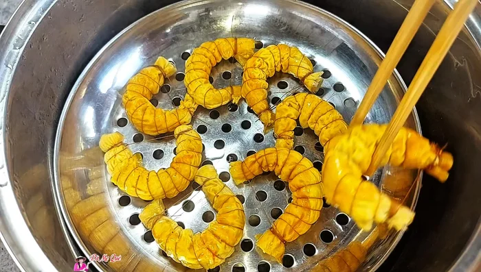 Steam the prepared shrimp for 20 minutes (209.959).