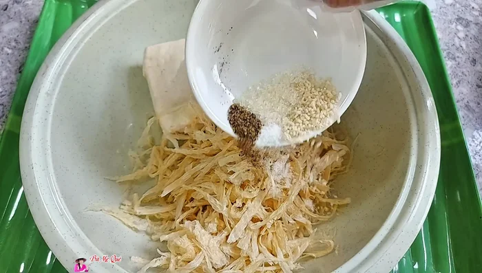 In a bowl, mix together sugar, vegetarian seasoning, ground pepper, and salt (82.24).