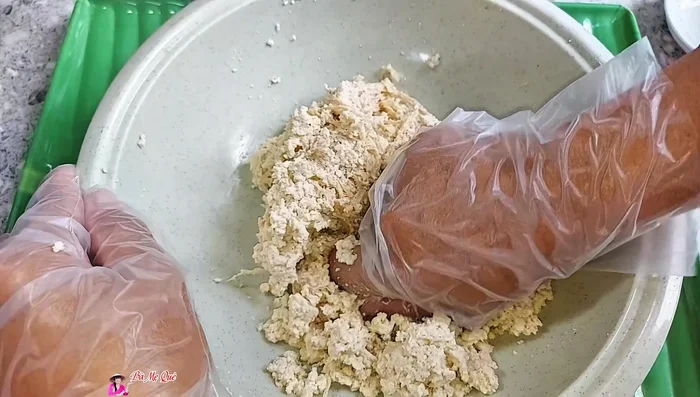 Use the prepared mixture to stuff the white tofu (95.68). Let it sit for about 20 minutes to allow the filling to become chewy (100.399).