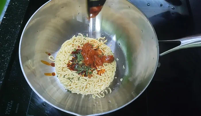 Add a little bit of Thai hot pot seasoning.