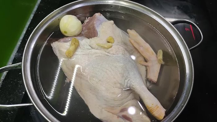 Clean and prepare duck thigh and breast. Clean salt and ginger wine.