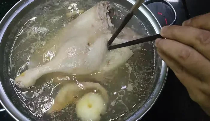 Boil the duck with onions, ginger, lemongrass, salt, sugar, and rock sugar. Add only half the water initially. Boil until the duck is cooked.