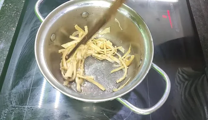 Stir-fry dried bamboo shoots with duck fat.