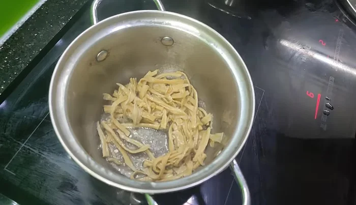 Add goose broth to the bamboo shoots and let them soften.