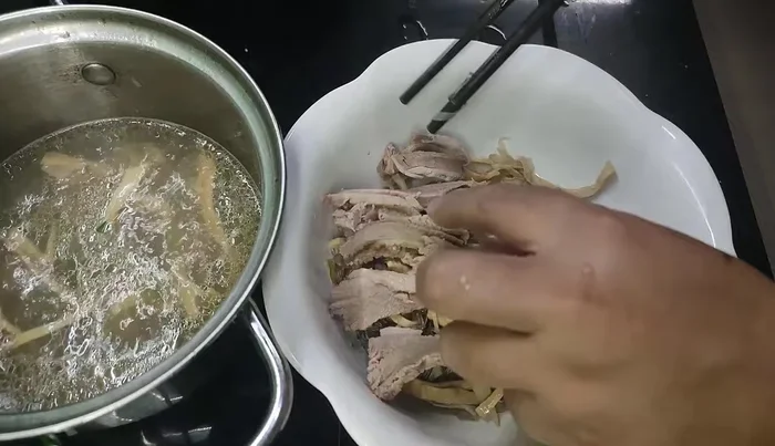 Cook the vermicelli noodles.