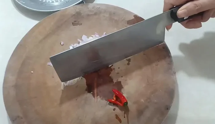 Cut chili.