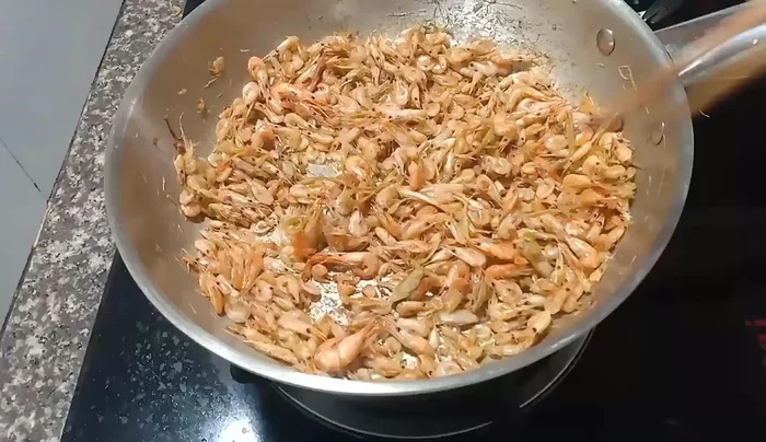 Cut shrimp into small pieces.