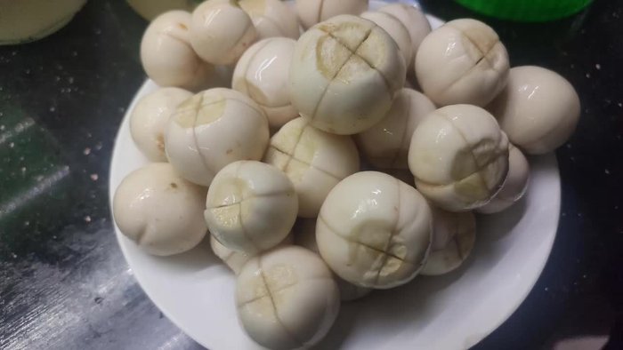 Prepare a bowl of diluted salt water. Cut off the eggplant ears and stems. Cut the eggplant in half or four if it's large.