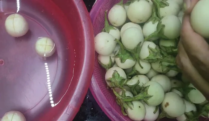 Prepare a pot of salt water for pickling. Boil until thicker than soup water, adding a spoonful of salt and a little sugar to speed up fermentation.