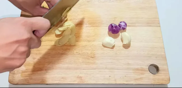 Chop shallots and ginger together.
