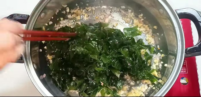 Add the seaweed and stir-fry briefly (3-40 seconds).