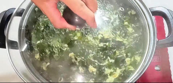 Bring the soup back to a boil. Add green onions and coriander.