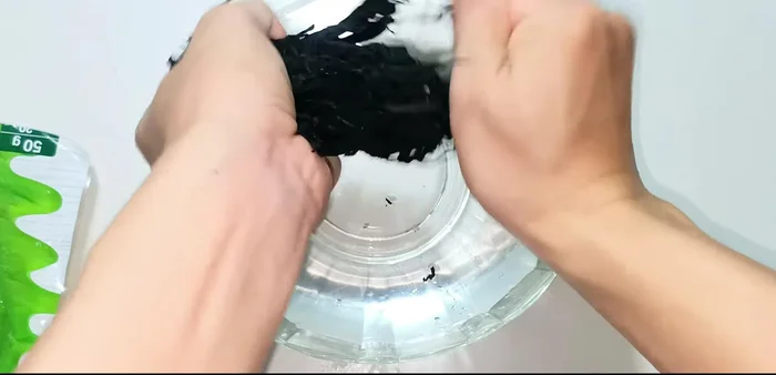 Soak seaweed in water for 5-6 minutes until expanded. Separate and tear into shorter lengths.
