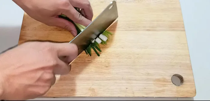 Wash and chop green onions into 2cm lengths.