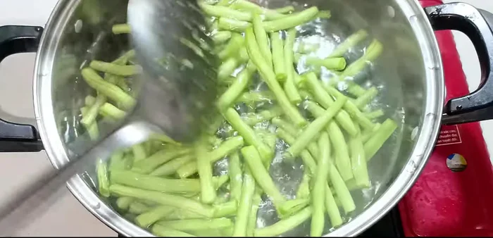 Boil water in a pot and blanch the green beans until bright green. (132.68)