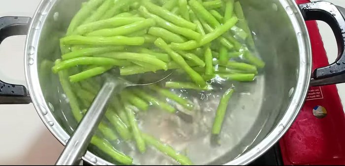Drain the green beans in a colander. (167.28)