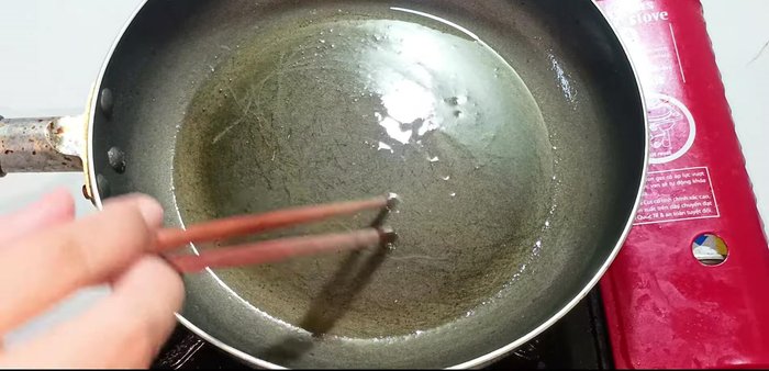 Heat cooking oil in a frying pan. Add the garlic and fry until fragrant and golden brown. (184.239)